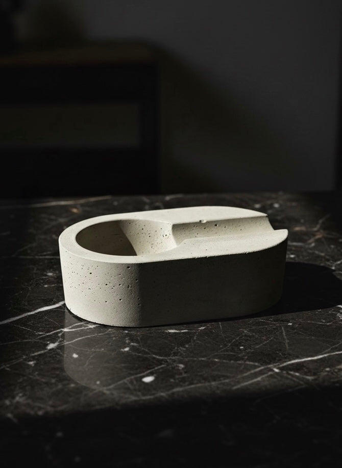 Beton Puro Küllüğü – 25 mm Oluklu – masa üzerinde kullanım görünümü