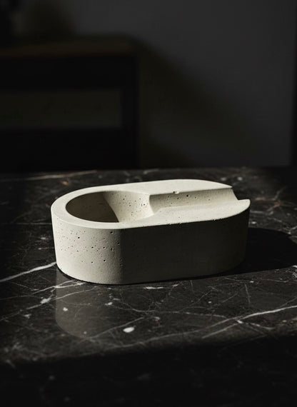 Beton Puro Küllüğü – 25 mm Oluklu – masa üzerinde kullanım görünümü