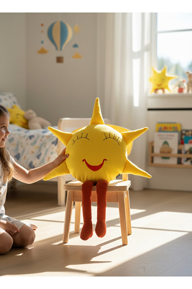 Mutlu Güneş Peluş Dekoratif Yastık – Sarı, 75 cm – dekoratif kullanım görünümü