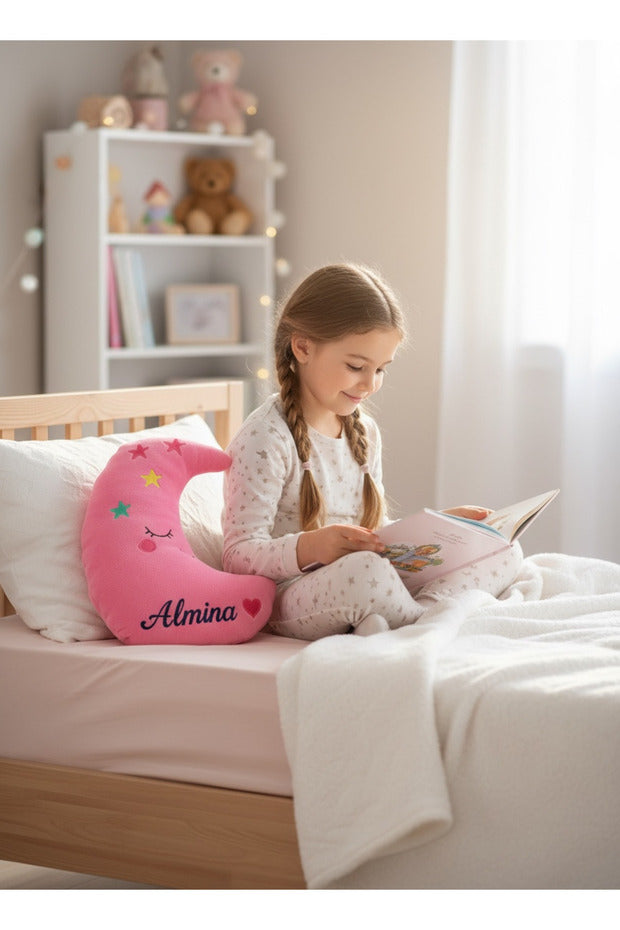 İsme Özel Aydede Peluş Yastık – Pembe, 40 cm – dekoratif kullanım görünümü