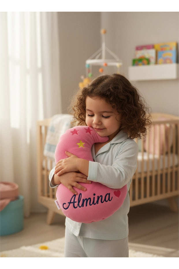 İsme Özel Aydede Peluş Yastık – Pembe, 40 cm – dekoratif kullanım görünümü
