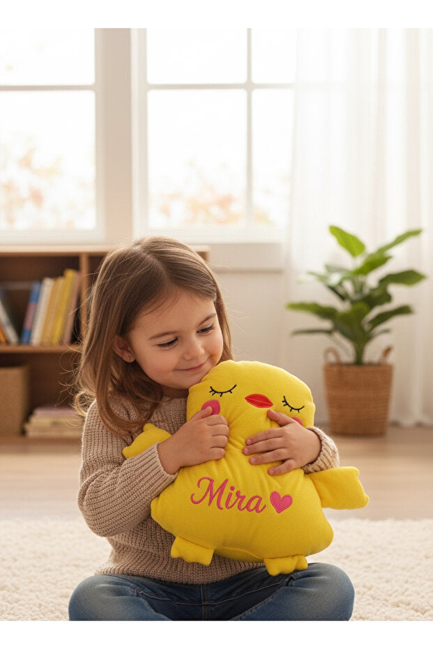 İsme Özel Civciv Peluş Yastık – Sarı, 35 cm – dekoratif kullanım görünümü