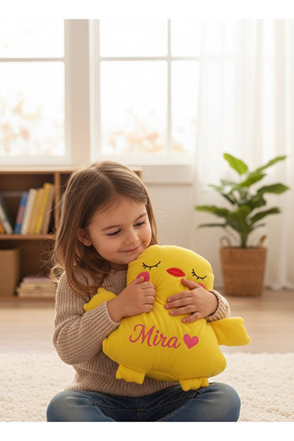İsme Özel Civciv Peluş Yastık – Sarı, 35 cm – dekoratif kullanım görünümü