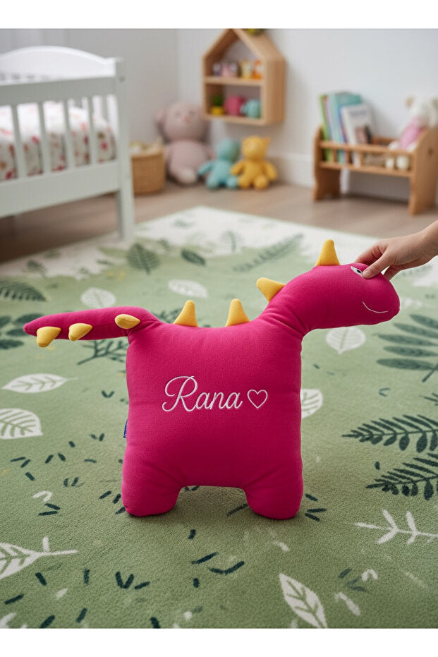 İsme Özel Mutlu Dinozor Peluş Yastık – Pembe, 50 cm – nakış ve kumaş görünümü