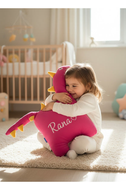 İsme Özel Mutlu Dinozor Peluş Yastık – Pembe, 50 cm – dekoratif kullanım görünümü