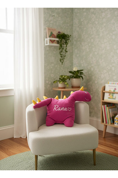İsme Özel Mutlu Dinozor Peluş Yastık – Pembe, 50 cm – dekoratif kullanım görünümü