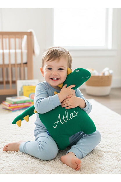 İsme Özel Mutlu Dinozor Peluş Yastık – Yeşil, 50 cm – dekoratif kullanım görünümü