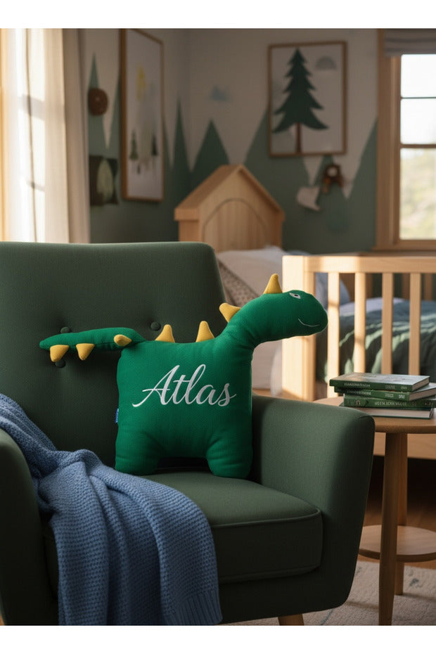 İsme Özel Mutlu Dinozor Peluş Yastık – Yeşil, 50 cm – dekoratif kullanım görünümü