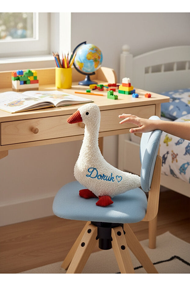 İsme Özel Pofuduk Kaz Peluş Yastık – Beyaz, 45 cm – dekoratif kullanım görünümü