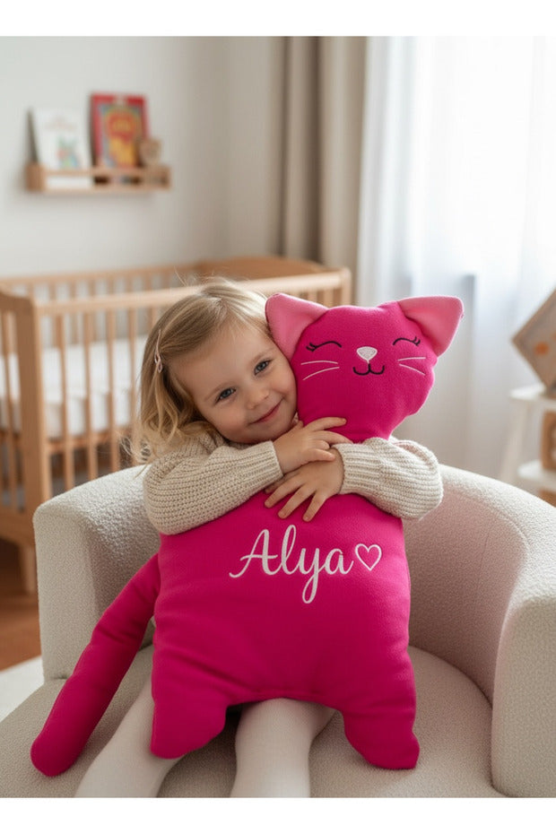 İsme Özel Kedi Peluş Yastık – Pembe, 60 cm – dekoratif kullanım görünümü