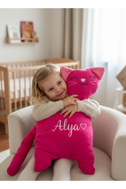 İsme Özel Kedi Peluş Yastık – Pembe, 60 cm – dekoratif kullanım görünümü