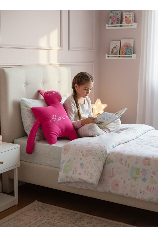 İsme Özel Kedi Peluş Yastık – Pembe, 60 cm – dekoratif kullanım görünümü