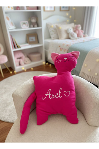 İsme Özel Kedi Peluş Yastık – Pembe, 60 cm – dekoratif kullanım görünümü
