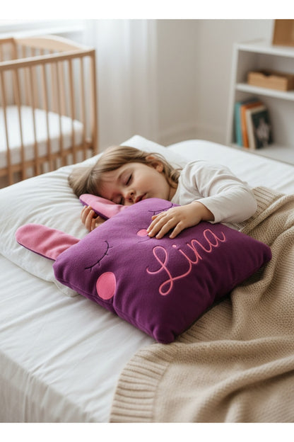 İsme Özel Tavşan Peluş Yastık – Mor, 40 cm – dekoratif kullanım görünümü