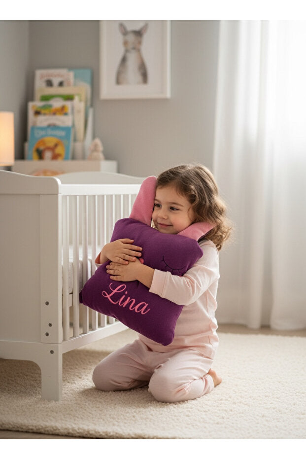 İsme Özel Tavşan Peluş Yastık – Mor, 40 cm – dekoratif kullanım görünümü