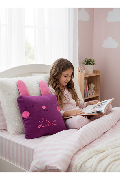 İsme Özel Tavşan Peluş Yastık – Mor, 40 cm – dekoratif kullanım görünümü