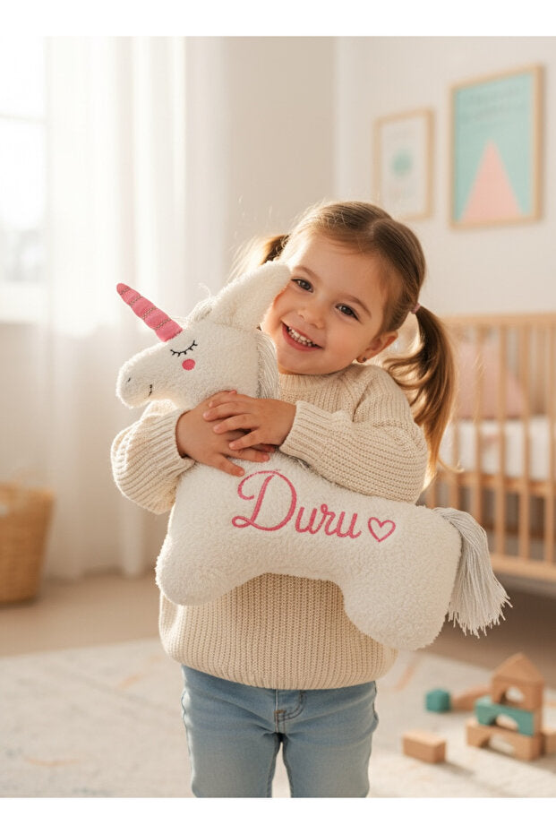 İsme Özel Unicorn Peluş Yastık – Beyaz, 40 cm – dekoratif kullanım görünümü