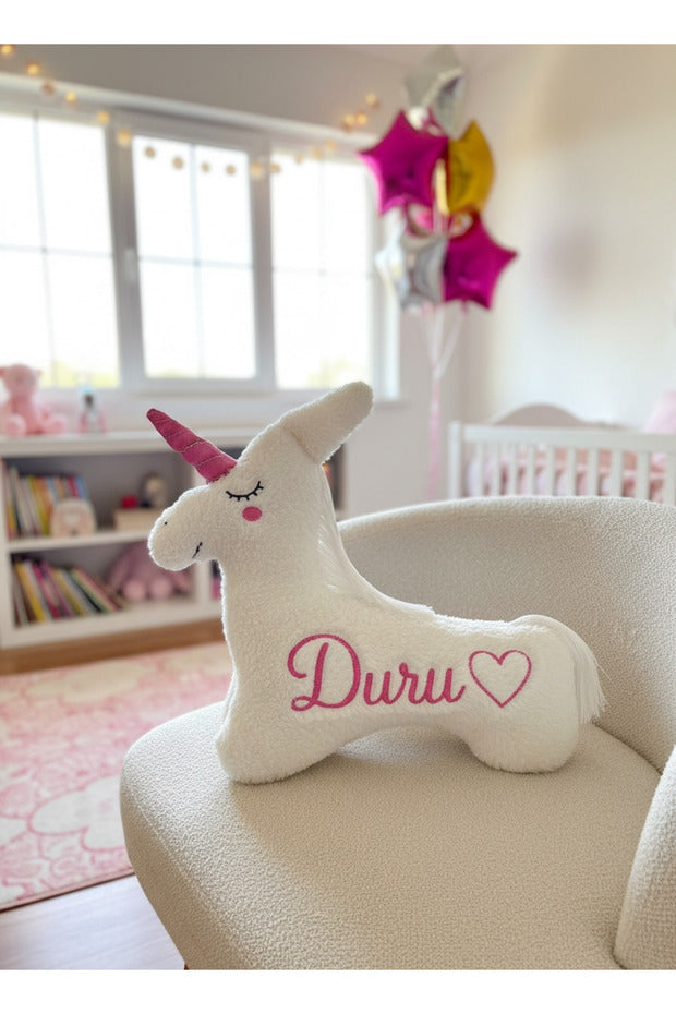 İsme Özel Unicorn Peluş Yastık – Beyaz, 40 cm – dekoratif kullanım görünümü