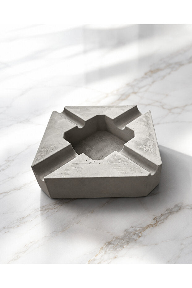 Kare Beton Küllük – 4 Oluklu, 16 × 16 cm – dekoratif kullanım görünümü