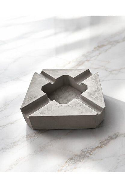 Kare Beton Küllük – 4 Oluklu, 16 × 16 cm – dekoratif kullanım görünümü
