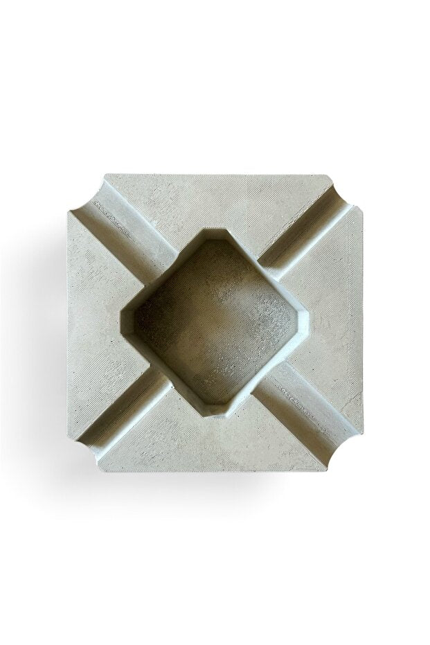 Kare Beton Küllük – 4 Oluklu, 16 × 16 cm – yüzey ve form detayı